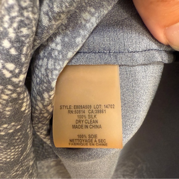 Elie Tahari 100% Silk Blouse Navy Blue Animal Print Womens Small Shirt Sheer - Picture 3 of 5